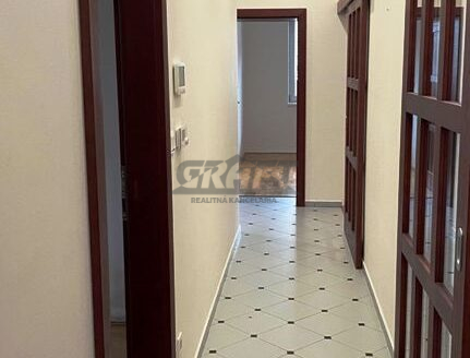 PONÚKA V LUKRATÍVNEJ ČASTI  5 IZB. BYT  V  RD s 2 parkovacími miestami, s terasou a s altánkom.